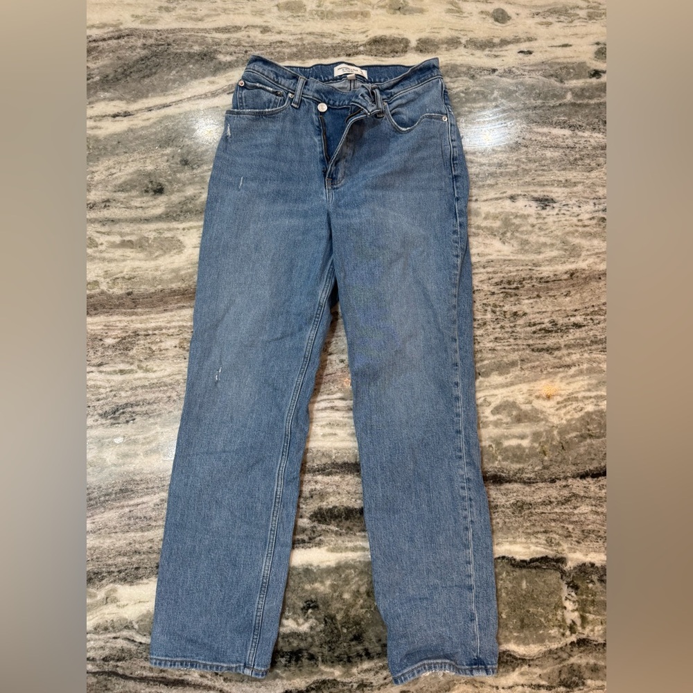 Abercrombie & Fitch Straight Leg Jeans
“The 90s Straight” Ultra High-Rise